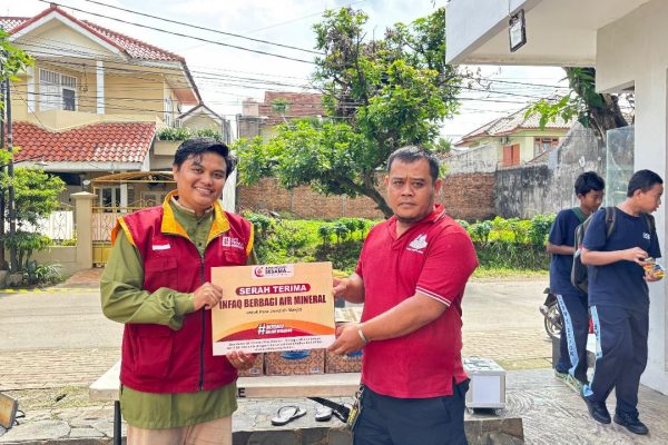 Gerakan Ayo Peduli Sesama Primago Jalankan Program Rutin Berbagi Air Mineral Di Masjid-Masjid Sekitar Kecamatan Limo Depok