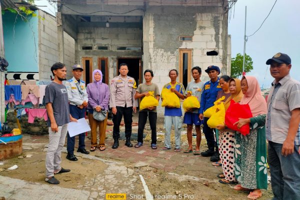 Bhabinkamtibmas Pulau Lancang Bersama Tim Gabungan Salurkan Sembako untuk Korban Banjir Rob