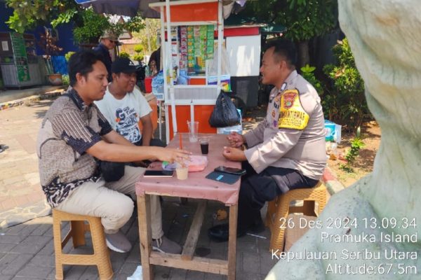 Bhabinkamtibmas Pulau Pramuka Sambangi Warga, Pastikan Nataru Aman dan Nyaman Bagi Wisatawan