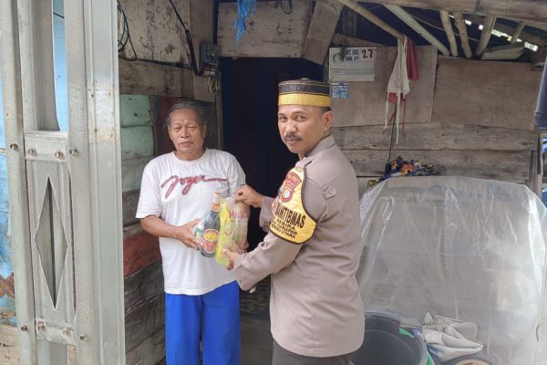 Bhabinkamtibmas Pulau Sabira Berikan Sembako untuk Warga Tidak Mampu