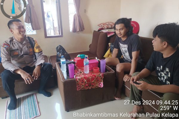 Aipda Sahrizal Sambangi Warga Pulau Kelapa, Berikan Himbauan Keamanan Homestay dan Kamtibmas