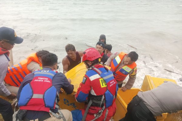Evakuasi Kapal Karam di Perairan Pulau Lancang: Bhabinkamtibmas Bersama Tim Gabungan Berhasil Selamatkan ABK