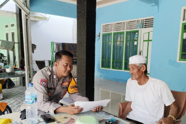Bhabinkamtibmas Pulau Pari Sambangi Tokoh Masyarakat, Jalin Silaturahmi Demi Kamtibmas Kondusif