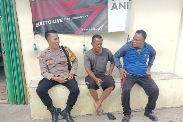 Bhabinkamtibmas Pulau Kelapa Aipda Sahrizal Sambangi Tokoh Masyarakat, Perkuat Silaturahmi dan Kamtibmas