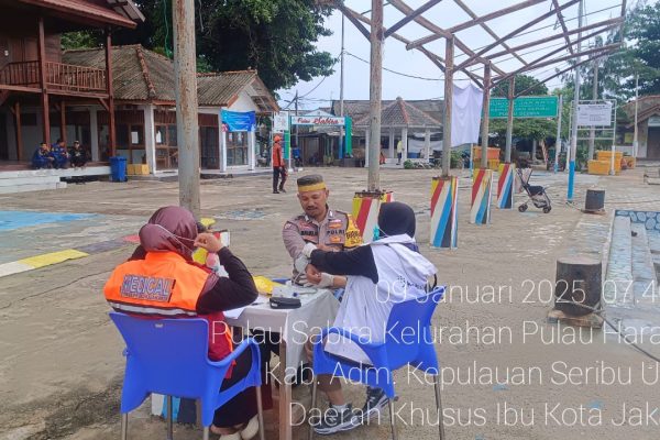 Bhabinkamtibmas Pulau Sabira Jalin Silaturahmi dengan Petugas Kesehatan untuk Tingkatkan Kamtibmas