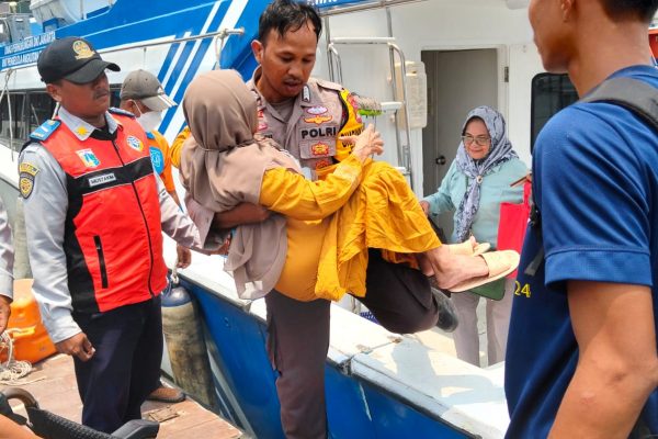 Bhabinkamtibmas Pulau Sabira Tunjukkan Kepedulian Bantu Lansia Turun dari Kapal
