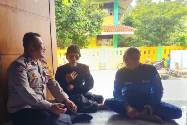 Jalin Silaturahmi, Bhabinkamtibmas Pulau Pramuka Ajak Warga Tingkatkan Keamanan Lingkungan