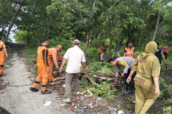 Kerja Bakti di Pulau Tidung: Bhabinkamtibmas, ASN, dan Warga Bersinergi Membersihkan Lingkungan