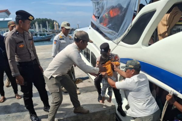 Polsek Kepulauan Seribu Utara Lakukan Pengamanan Dermaga di Pulau Pramuka, Polisi Humanis Bantu Penumpang Turun dari Kapal
