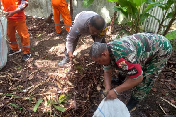 Sinergi TNI, Polri, ASN, dan Warga Pulau Harapan Gelar Kerja Bakti Bersihkan Lingkungan