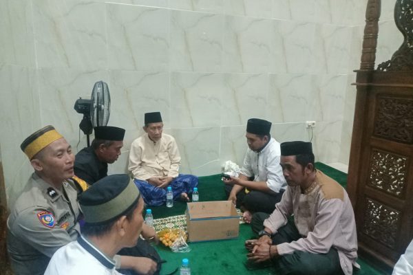 Bhabinkamtibmas Pulau Kelapa Hadiri Peringatan Isra Mi’raj di Masjid Al-Falah Pulau Kelapa