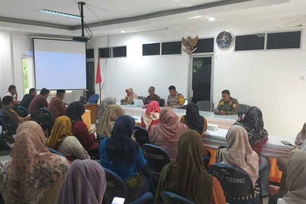 Bhabinkamtibmas Pulau Tidung Hadiri Sosialisasi dan Pembentukan Satlinmas di Kelurahan Pulau Tidung
