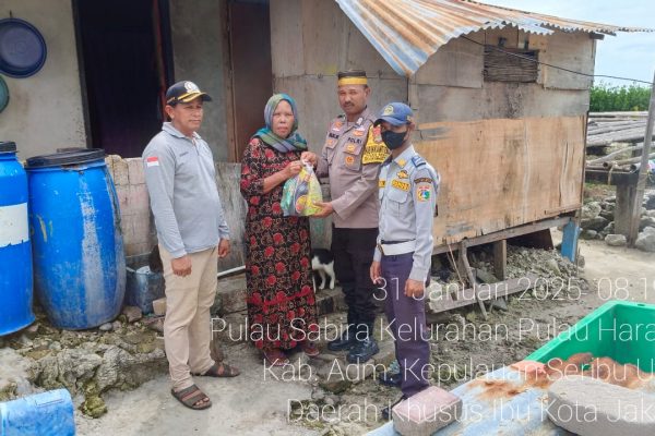 Bhabinkamtibmas Pulau Sabira Berikan Bantuan Sembako kepada Warga Kurang Mampu dalam Jumat Berkah*