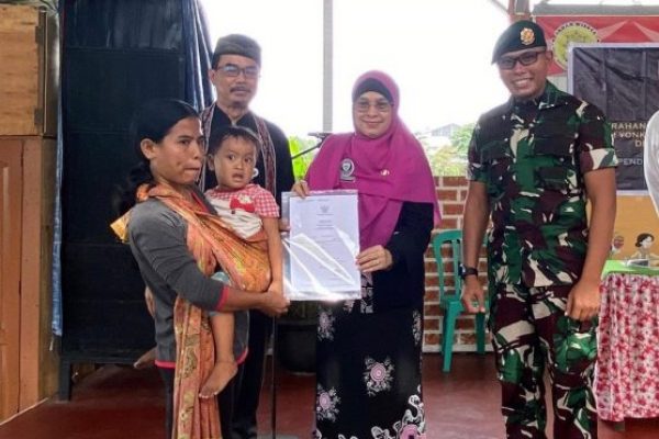 Disdukcapil Depok Bersama Yonkav 1 Cimanggis Serahkan 302 Akta Kelahiran