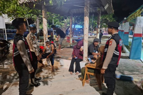 Polisi Humanis Polsek Kepulauan Seribu Utara Patroli Malam Himbau Warga Tidak Main Judi Online