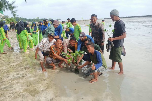 Polisi Baik dan Pelajar MTsN Pulau Tidung Tanam 6 Ribu Bibit Mangrove untuk Kelestarian Lingkungan