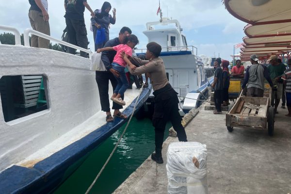 Polisi Baik dan Humanis Bantu Penumpang Turun dari Kapal di Dermaga Pulau Kelapa