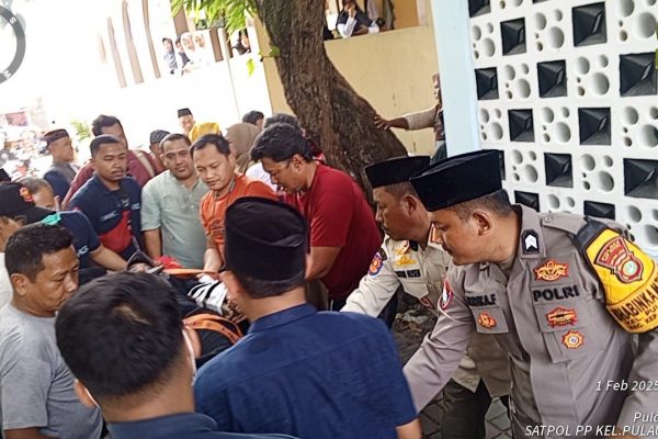 Polisi Baik: Bhabinkamtibmas Pulau Tidung Bersama Petugas dan Warga Bantu Korban Jatuh dari Motor
