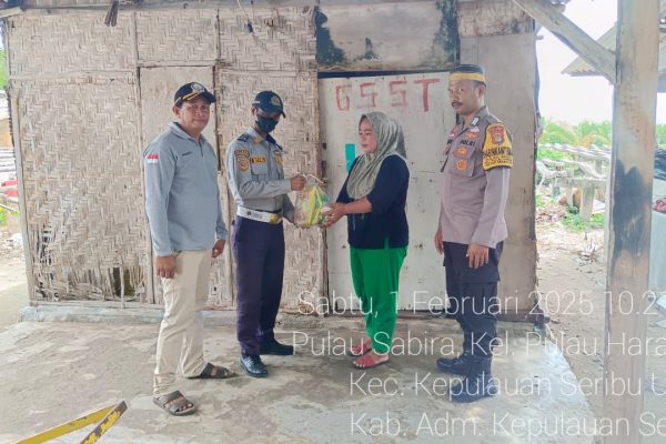 Polisi Baik: Bhabinkamtibmas Pulau Sabira Bersama ASN Berikan Bantuan Sembako kepada Warga Kurang Mampu