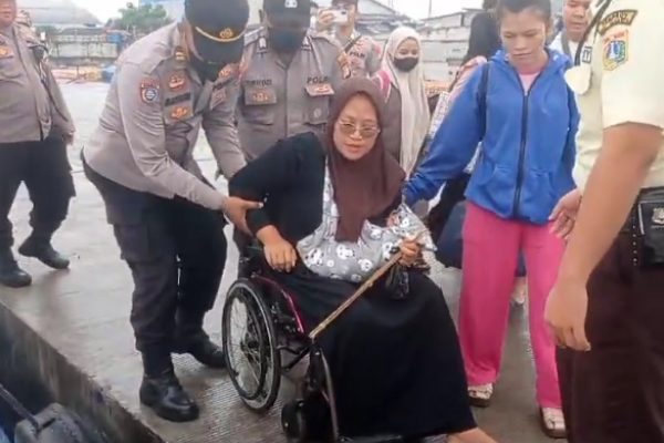 Aksi Heroik Bhabinkamtibmas Muara Angke, Bantu Ibu Sakit Naik Kapal