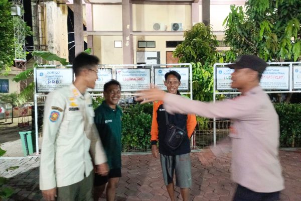 Polisi Humanis! Patroli Malam Polsek Kepulauan Seribu Utara Imbau Warga Tidak Main Judi Online