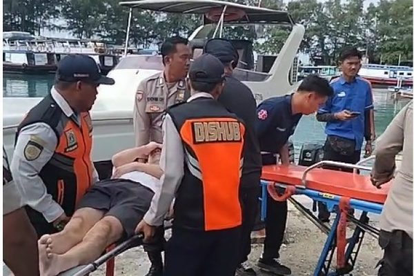 Bhabinkamtibmas Pulau Pari Bantu Evakuasi Turis Asing yang Cedera Akibat Gelombang Tinggi