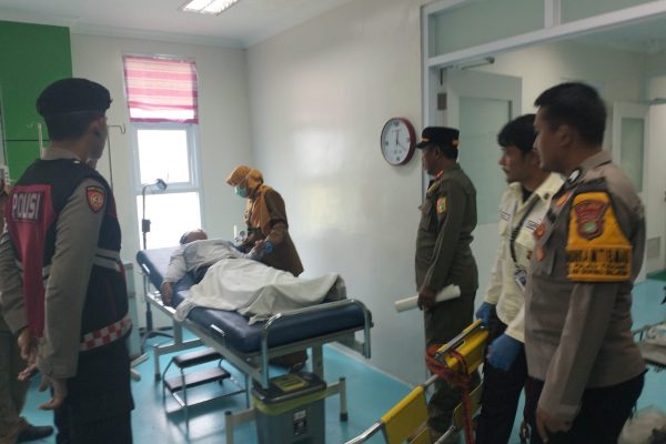 Bhabinkamtibmas Pulau Tidung dan Anggota Samapta Polres Kepulauan Seribu Evakuasi Siswa SMKN 61 Jakarta yang Tenggelam
