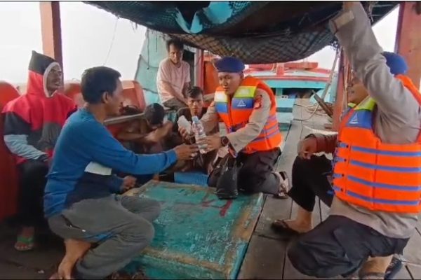 Polisi Baik: Satpolairud Polres Kepulauan Seribu Bagikan Makanan dan Minuman Gratis untuk Nelayan