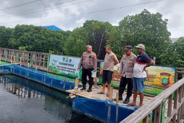Ketahanan Pangan, Bhabinkamtibmas Lakukan Pendampingan Kepada Petani Ikan