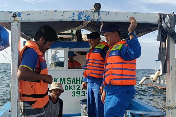 Polisi Baik: Satpolairud Polres Kepulauan Seribu Beri Makanan, Minuman, dan Life Jacket Gratis untuk Nelayan