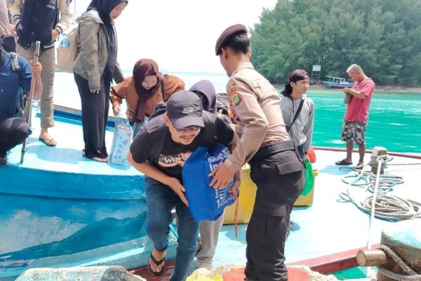 Polisi Baik: Anggota Polsek Kepulauan Seribu Utara Bantu Penumpang di Dermaga Pulau Kelapa