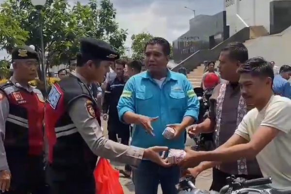 Indahnya Kebersamaan Berbagi Kebaikan, Kasatbinmas Bagikan Makanan Siap Santap