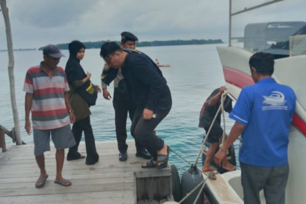 Polisi Baik Satpam Obvit Polres Kepulauan Seribu Bantu Wisatawan di Dermaga Pulau Macan