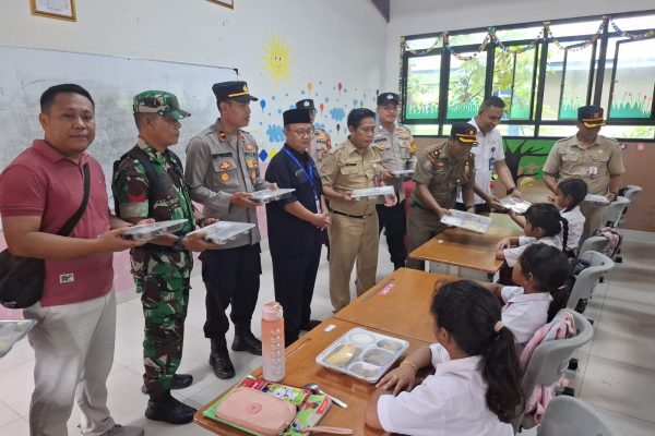 Bhabinkamtibmas Pulau Pramuka dan Kanit Binmas Polsek Kepulauan Seribu Monitoring Kegiatan Makan Siang Bergizi