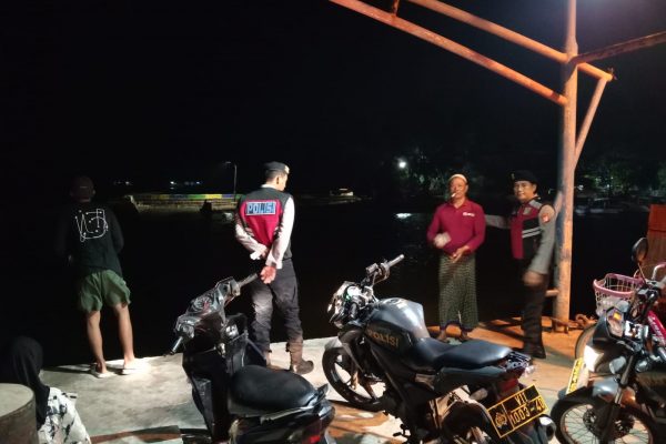 Polisi Baik Polsek Kepulauan Seribu Utara Patroli Malam, Himbau Warga Tidak Main Judi Online