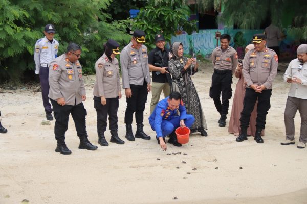 Kapolres Kepulauan Seribu Lepas Penyu Sisik di Pulau Sabira, Wujud Kepedulian Terhadap Ekosistem Laut