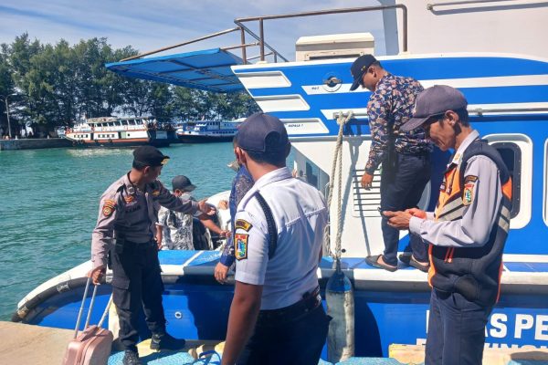 Polisi Baik: Pengamanan Humanis di Dermaga Pulau Tidung, Jaga Keamanan dan Kenyamanan Wisatawan