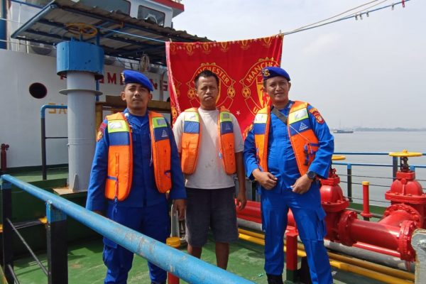 Polisi Baik dan Humanis: Satpolairud Polres Kepulauan Seribu Bagikan Life Jacket Gratis dan Himbau Keselamatan di Laut