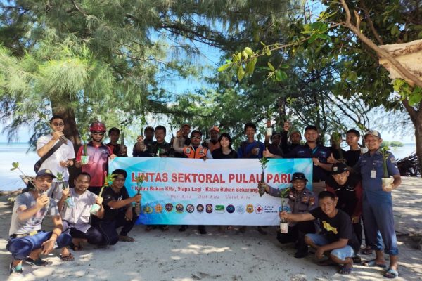Polisi Baik dan Humanis: Kapolsubsektor Pulau Pari Bersama Unsur Terkait Tanam 2.500 Pohon Mangrove