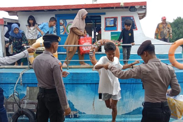 Polisi Humanis Polsek Kepulauan Seribu Utara Bantu Penumpang di Dermaga Pulau Kelapa, Pastikan Keamanan Barang Bawaan