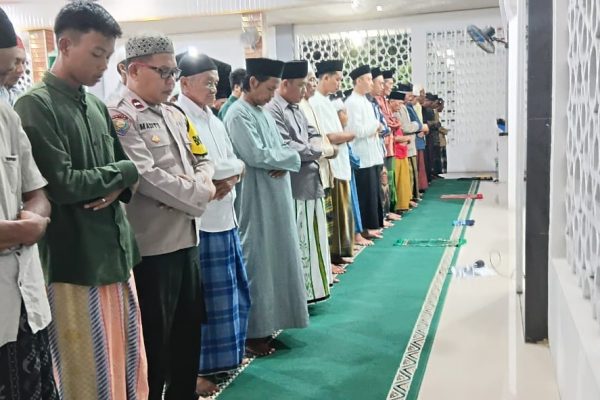 Bhabinkamtibmas Pulau Untung Jawa Laksanakan Tarawih Keliling, Dekat dengan Warga dan Himbau Jaga Keamanan