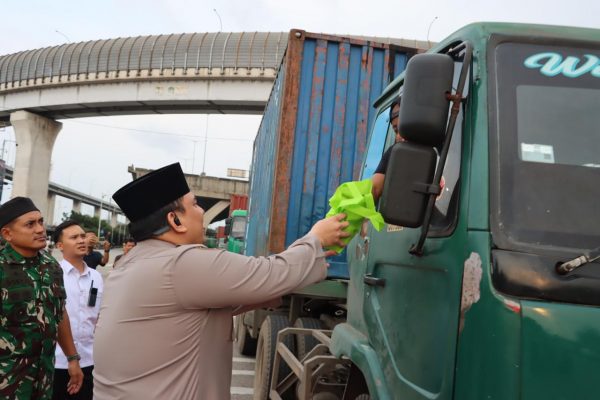 Sinergi TNI – Polri Bagikan Takjil Kepada Masyarakat
