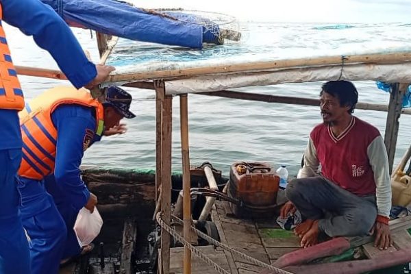 Satpolairud Polres Kepulauan Seribu Bagikan Takjil Gratis Saat Patroli Laut, Wujud Pelayanan Ramadhan
