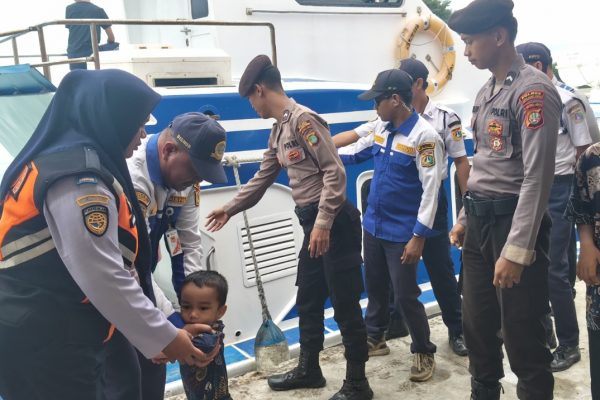 Polisi Humanis, Anggota Polsek Kepulauan Seribu Utara Bantu Penumpang di Dermaga Pulau Pramuka