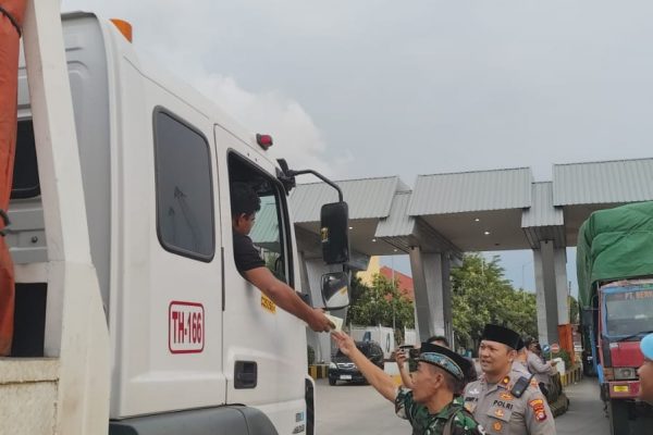 Sinergitas TNI – Polri Berbagi Kebahagian Bagikan Makanan Buka Puasa Kepada Sopir dan Buruh