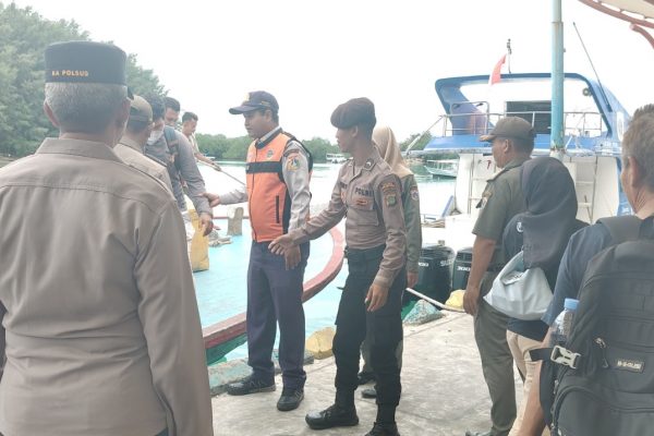 Polisi Baik Polsek Kepulauan Seribu Utara Bantu Penumpang di Dermaga Pulau Pramuka