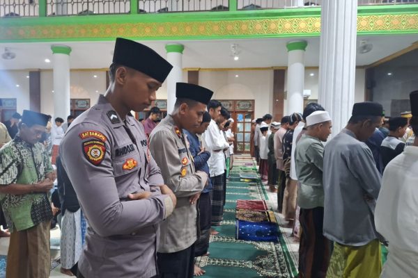 Wakapolsek Kepulauan Seribu Utara Hadiri dan Amankan Sholat Tarawih di Masjid Al Falah Pulau Kelapa