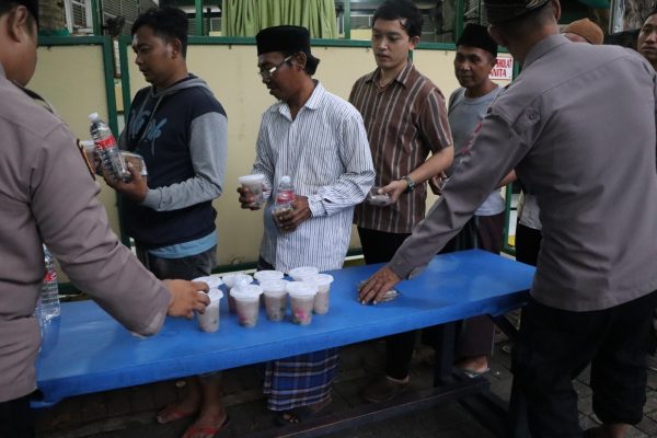 Polres Kepulauan Seribu Bagikan Takjil kepada Nelayan dan Warga di Masjid Baitul Jannah, Pererat Silaturahmi di Bulan Ramadan