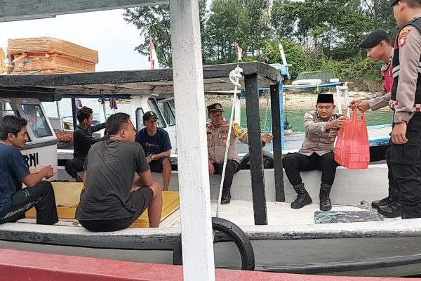 Polsek Kepulauan Seribu Selatan Bagikan Takjil untuk Nelayan di Pulau Pari, Sampaikan Himbauan Kamtibmas