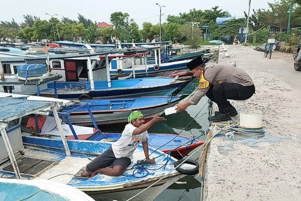 Polsek Kepulauan Seribu Selatan Bagikan Takjil untuk Nelayan di Pulau Tidung, Sampaikan Pesan Kamtibmas